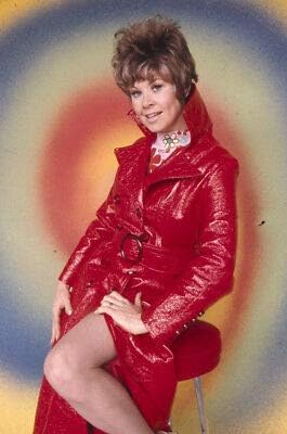 Дългокраката Сю Ан Лангдън екзотичен Пин-апе в Червено палто Оригиналната 35-миллиметровая Прозрачност Снимка